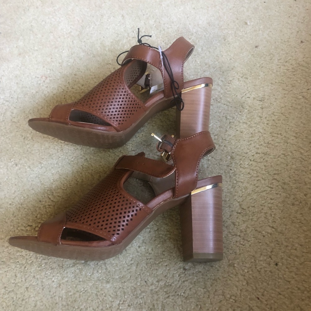 NWT Rialto brown sandals size 7
